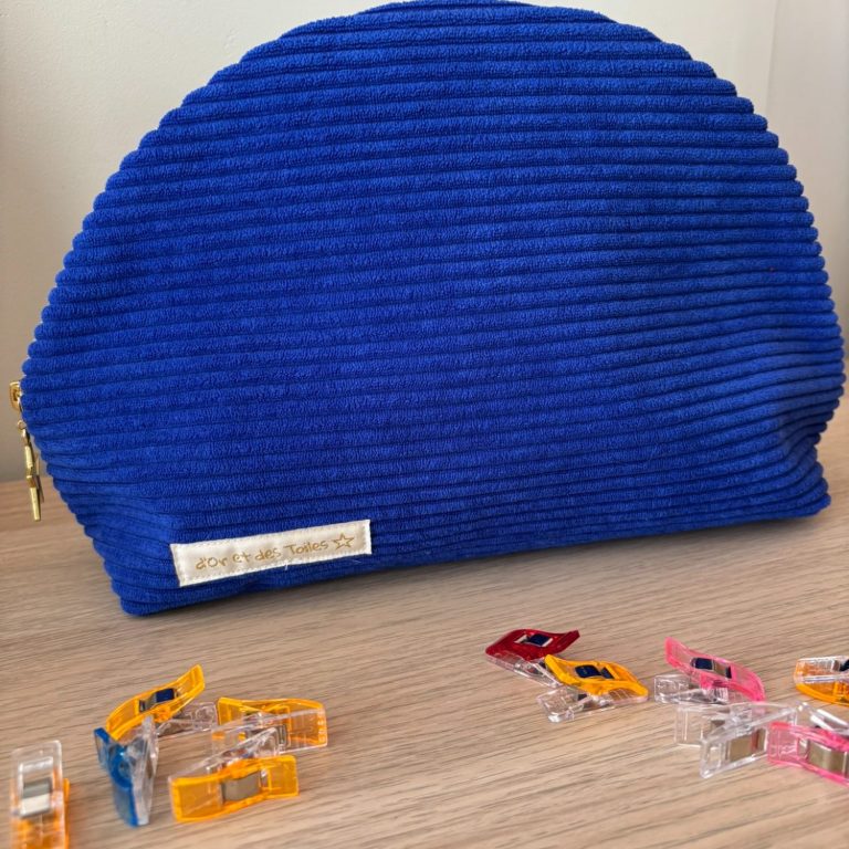 trousse demi-lune en velours cotelé trousse en forme de demi-lune en velours côtelé personnalisable haut de gamme fabriqué à la main en France par une couturière diplômée